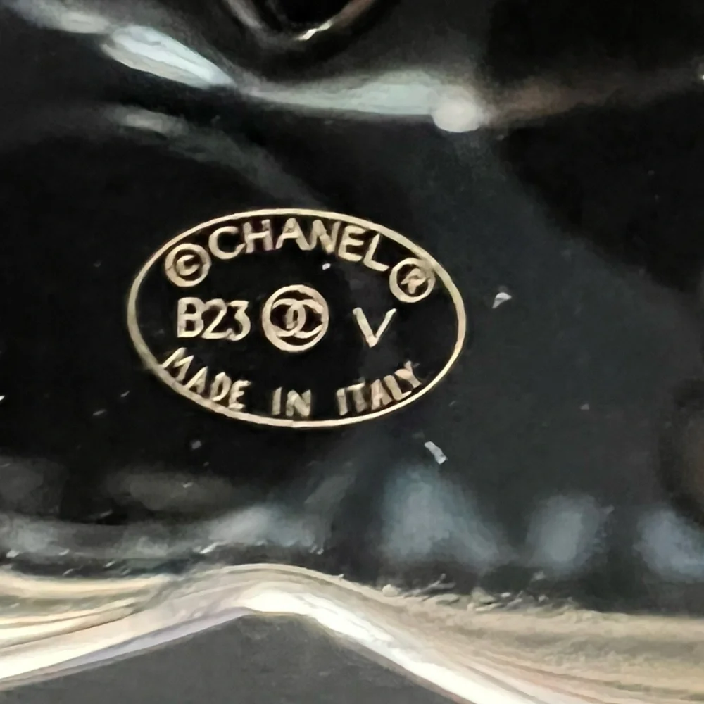 CHANEL ❤️‍🔥❤️‍🔥NEW CC LOGO REVERSIBLE BLACK AND WHITE LEATHER BELT Size 75